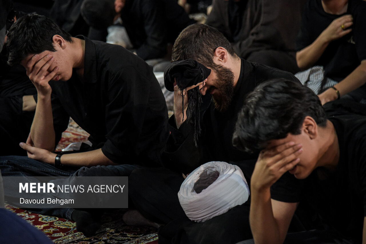 سینه زنی در شام شهادت امام حسین(ع) در حرم امام رضا(ع)