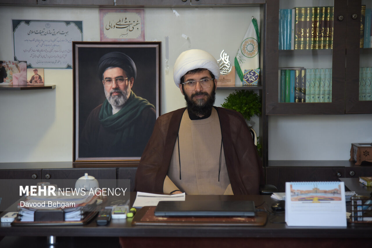 تشییع پیکر مطهر امام شهید یک رسالت تاریخی است