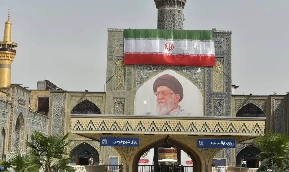 چهار دیوارنگاره به مناسبت آیین تدفین رهبر شهید در حرم رضوی نصب شد