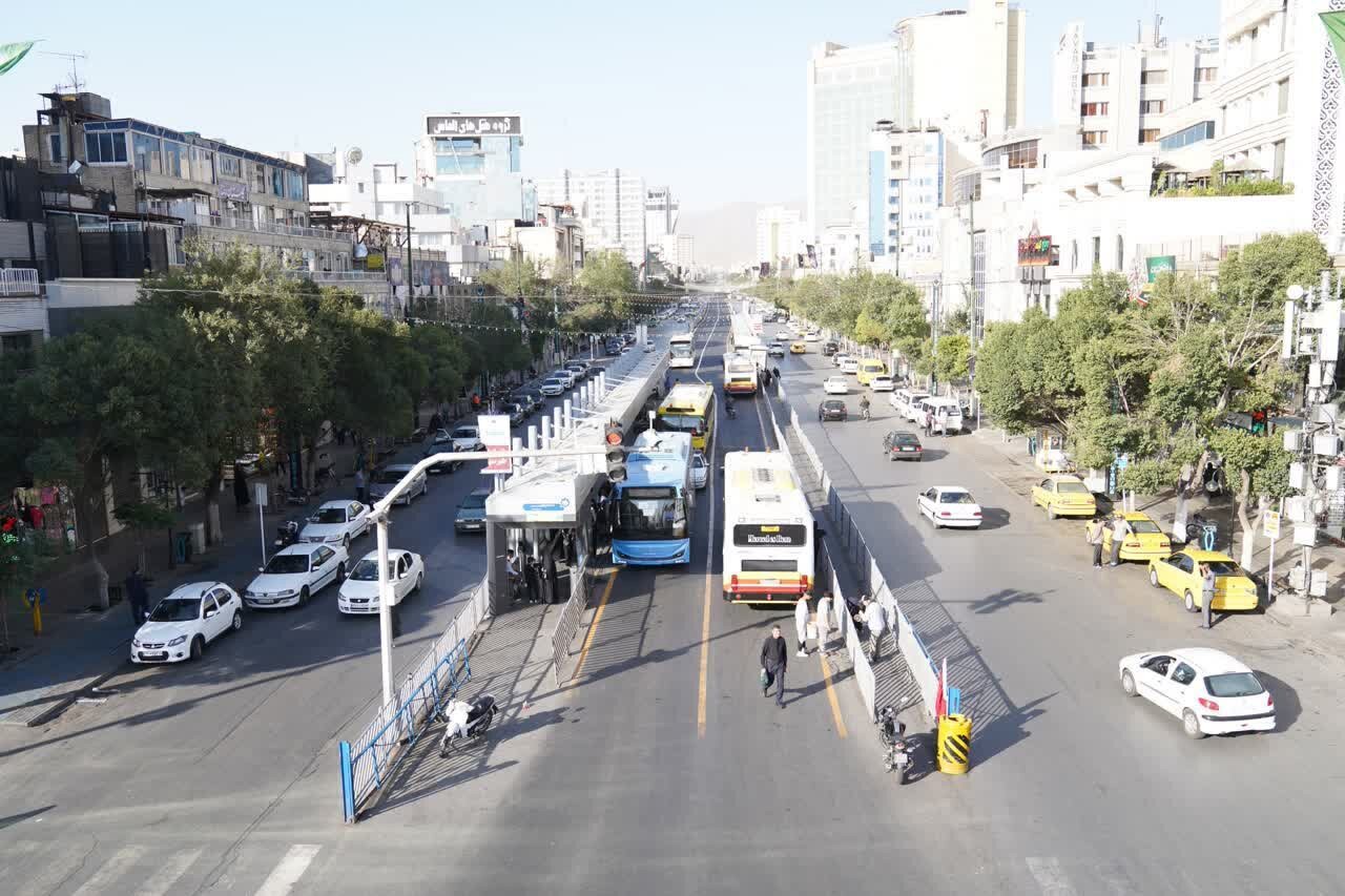 عملیات جمع آوری نرده های مسیر خط یک BRT در خیابان امام رضا(ع) مشهد
