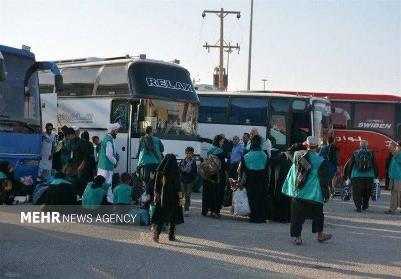 نخستین گروه از مهمانان افغانستانی از مرز دوغارون وارد ایران شدند