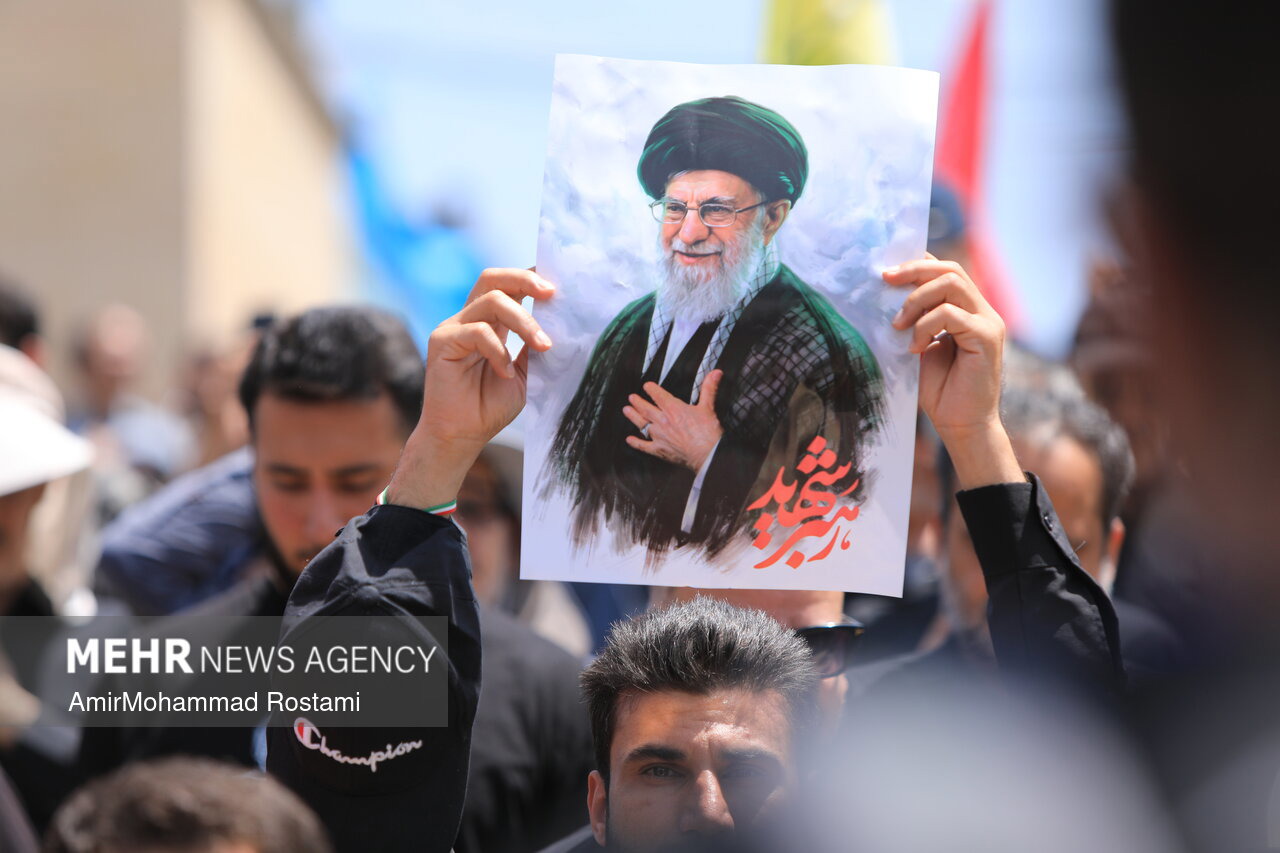صف‌آرایی لشکرِ خدمت در خراسان رضوی برای وداع با رهبر شهید