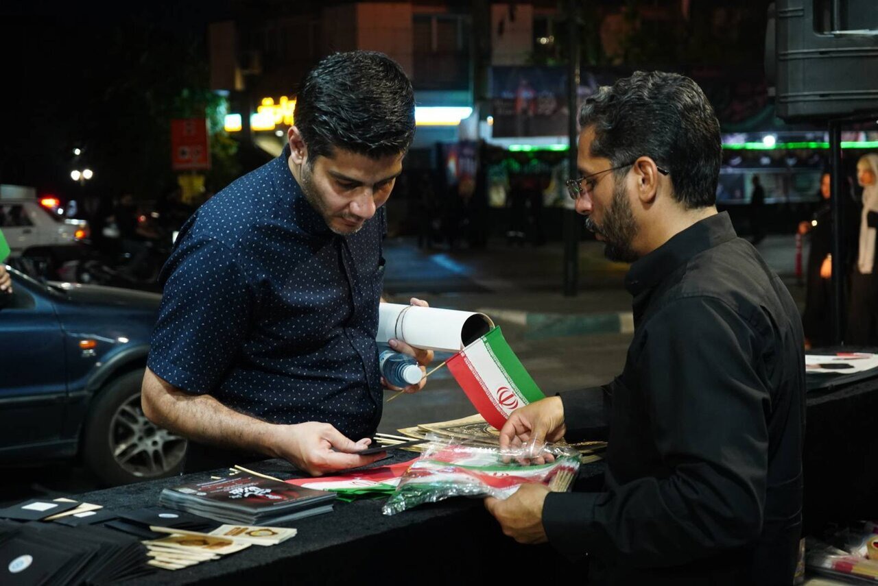 خدمات موکب نهاد کتابخانه‌ها به شرکت کنندگان در مراسم تشییع