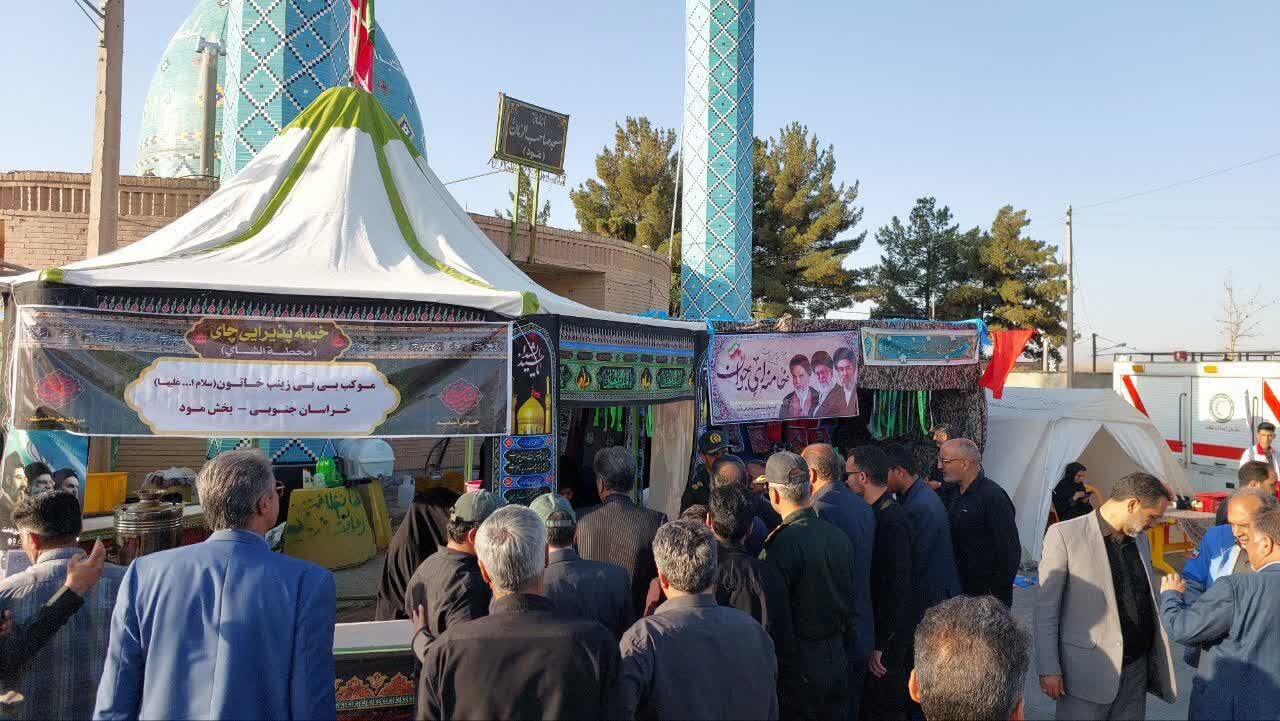 خراسان جنوبی در مسیر خدمت؛ زائران در مسیر محل تشییع رهبر شهید
