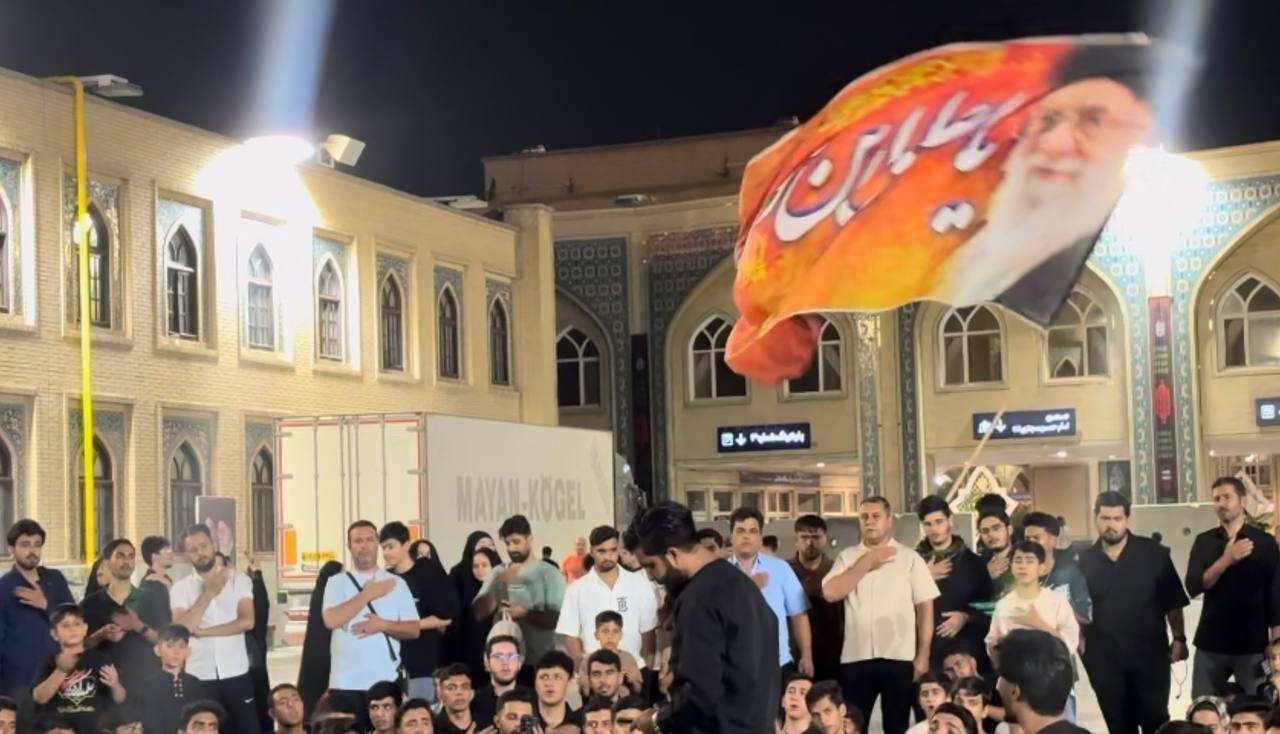 عزاداری زائران حرم رضوی در آستانه تشییع رهبر شهید ایران