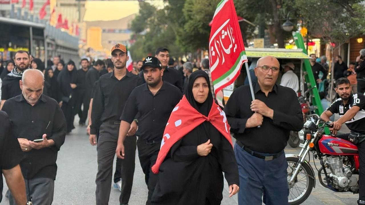 حضور پرشور عزاداران رهبرشهید از اقصی نقاط کشور در خیابان امام رضا مشهد