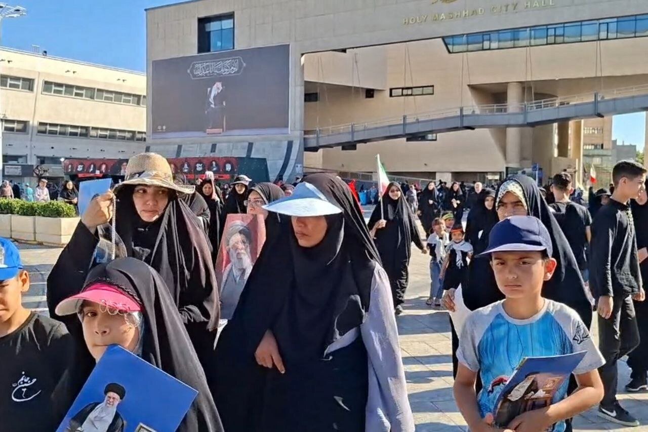صبح پنجشنبه در میدان شهدای مشهد؛ روایت حضور زائران در سوگ رهبر شهید