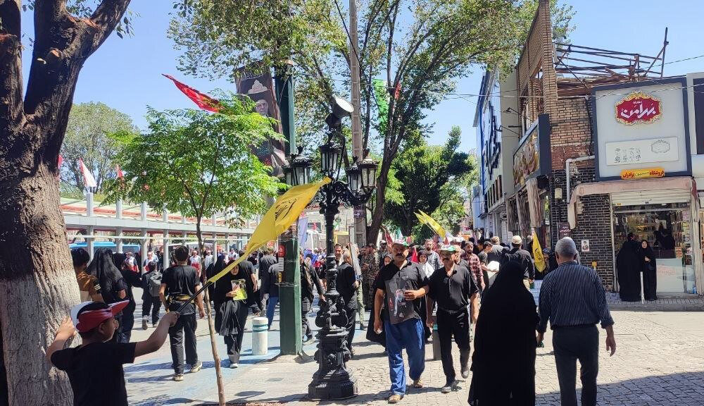 خانواده شهدا در انتظار استقبال از رهبر شهید در فرودگاه مشهد