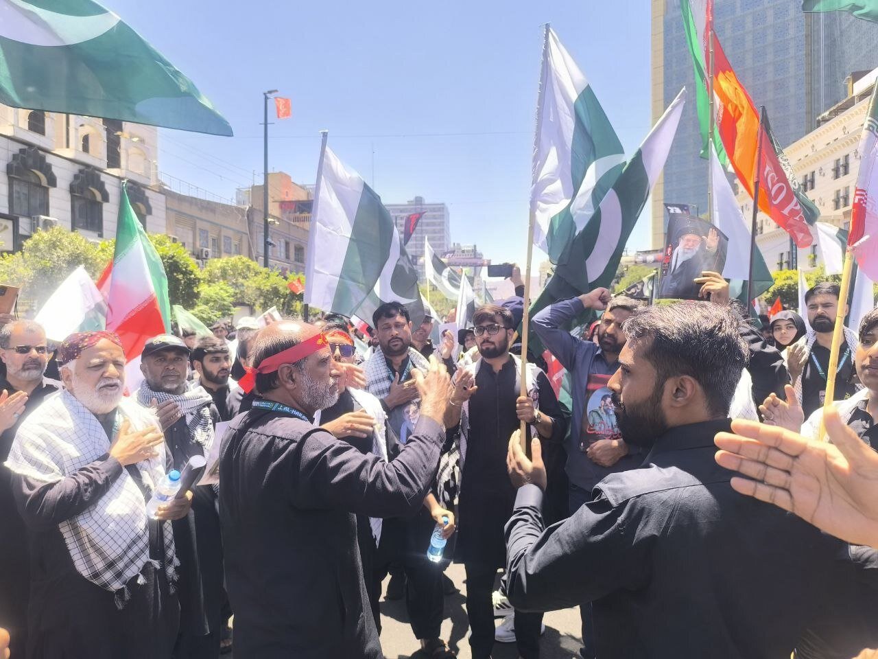 حضور زائران پاکستانی در مراسم تشییع رهبر شهید