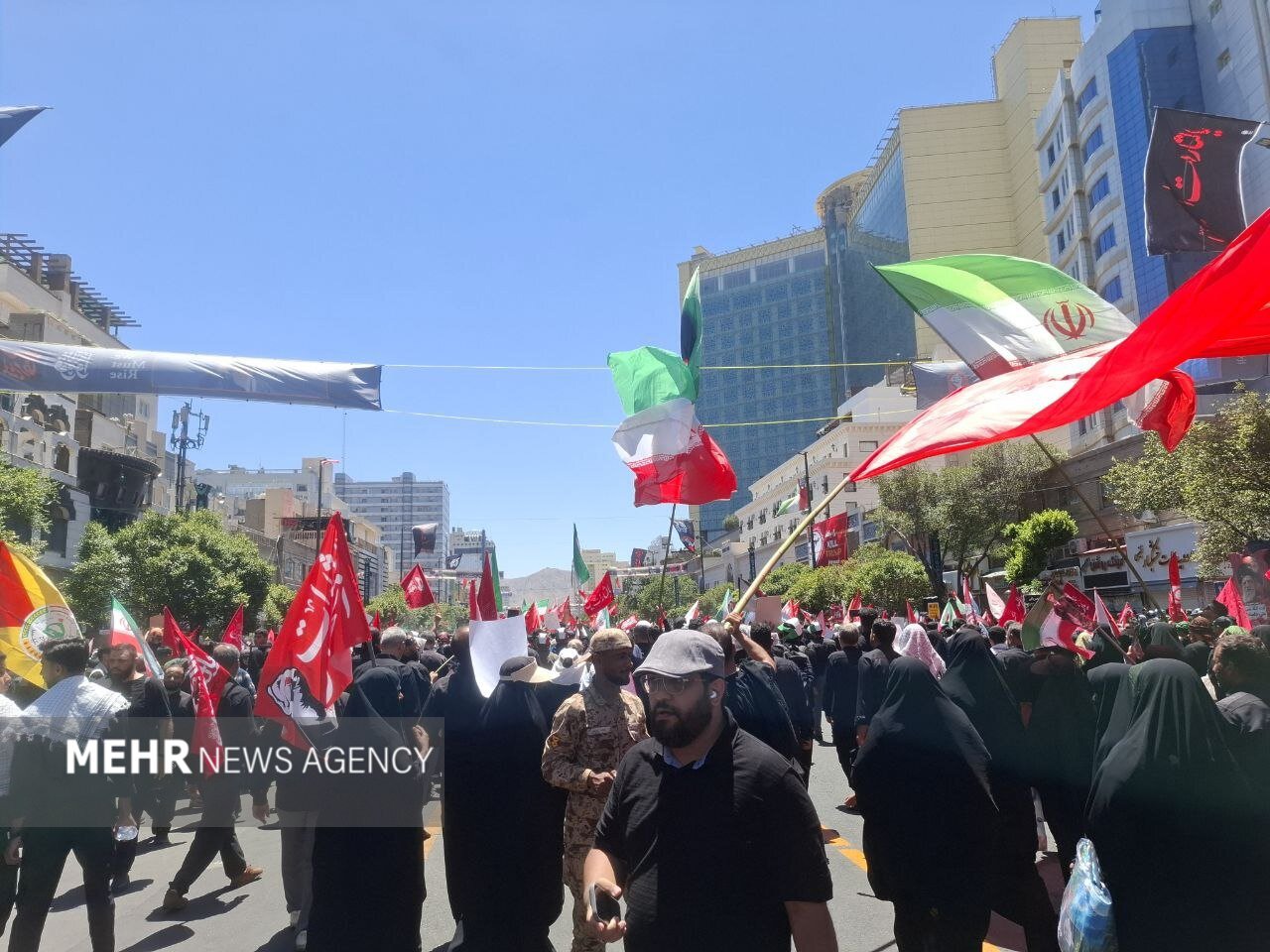 سیل عاشقان اقای شهید ایران در مسیر حرم مطهر رضوی