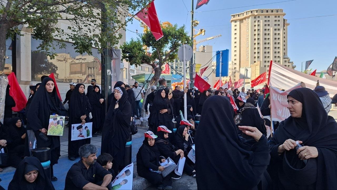 حضور پرشور زائران رهبر شهید انقلاب در خیابان امام رضا(ع) مشهد