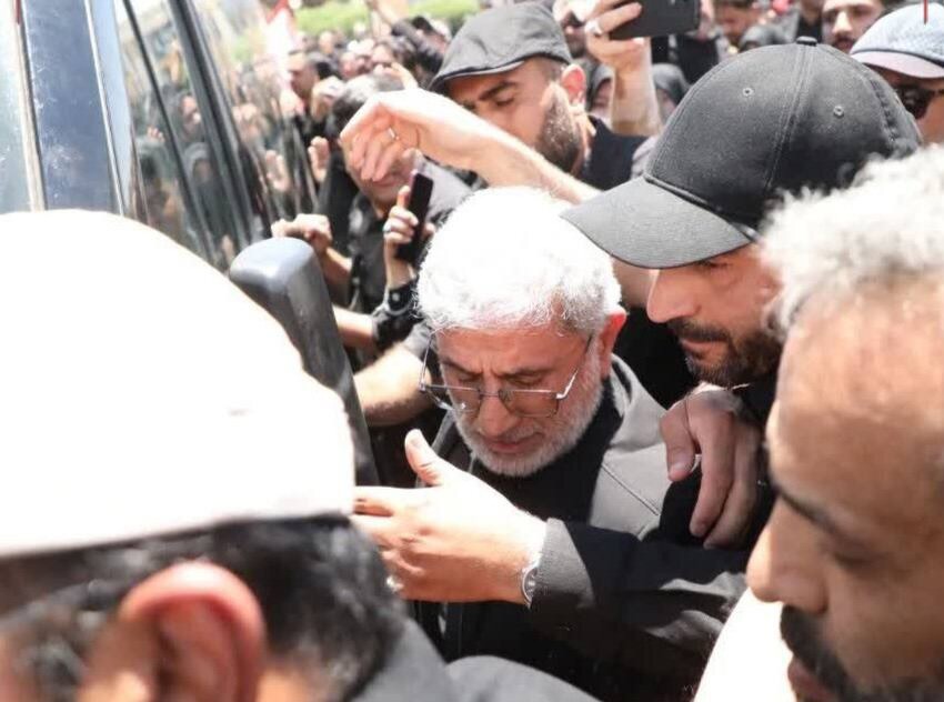 استقبال سردار قاآنی از پیکر رهبر شهید ایران در فرودگاه مشهد