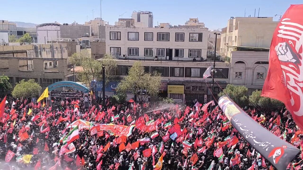 انتظار مردم برای تشییع پیکر مطهر رهبر شهید در میدان ۱۵ خرداد مشهد