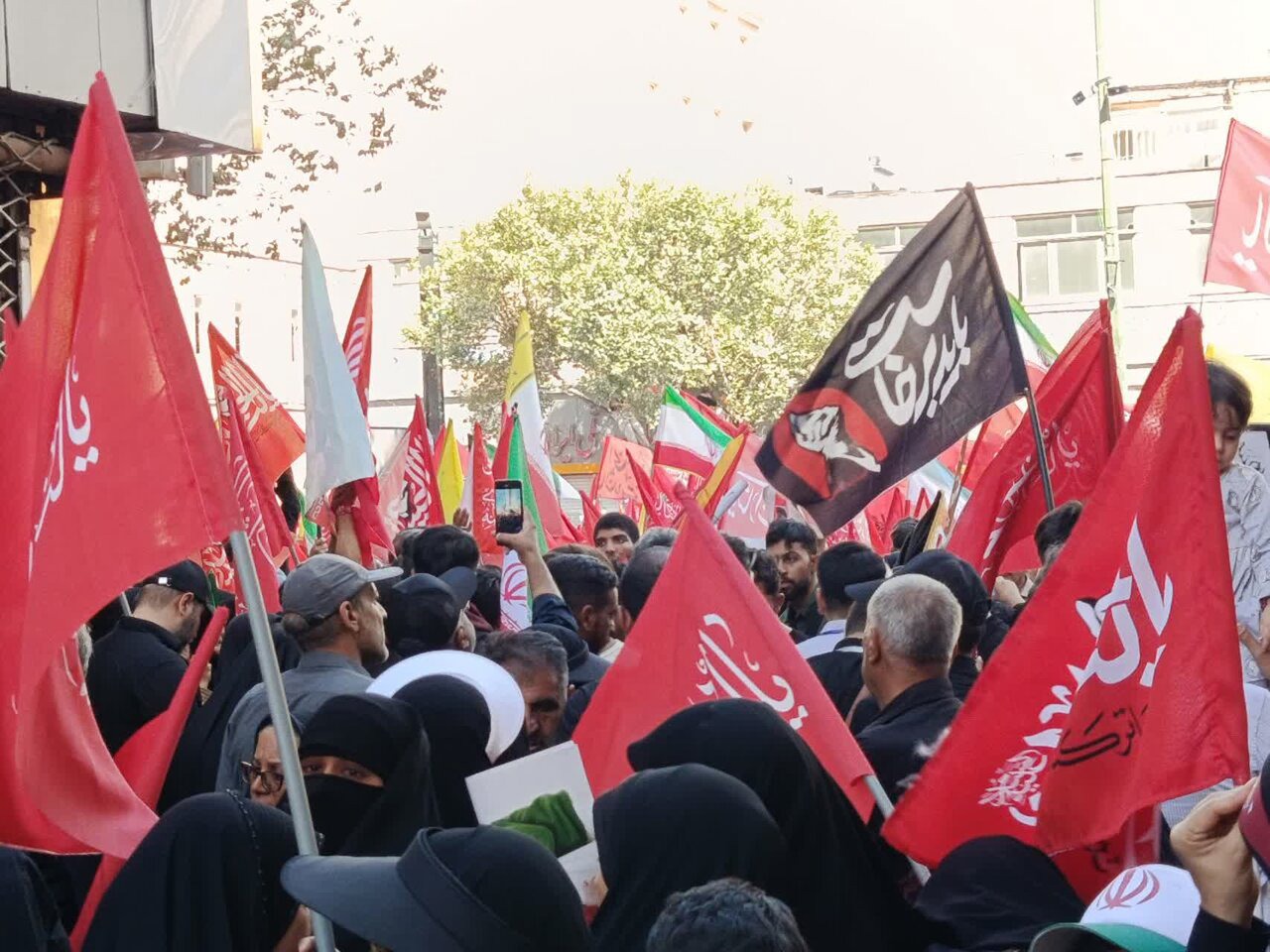 سیل جمعیت در حوالی امام رضا(۱۹) و چشم انتظاری برای رسیدن پیکر رهبرشهید