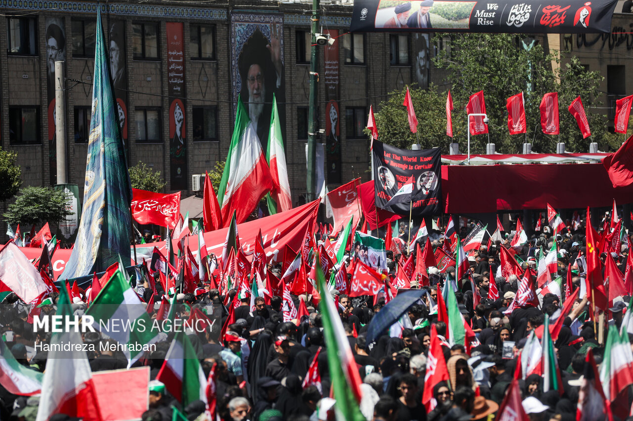 پیکر مطهر رهبر شهید انقلاب در آغوش ملت عزادار