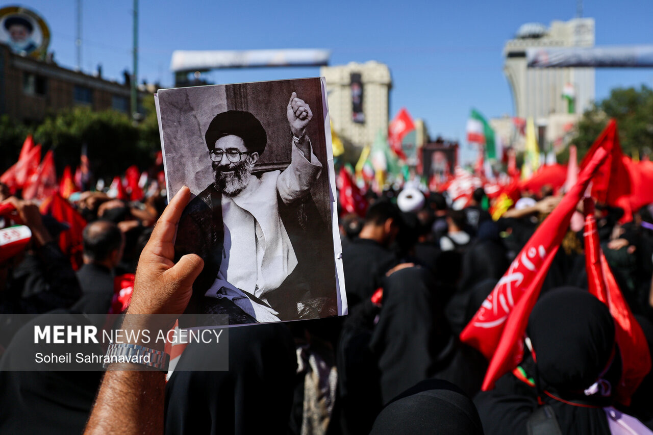زائران در صحن پیامبر اعظم (ص) حرم رضوی چشم انتظار رهبر شهید