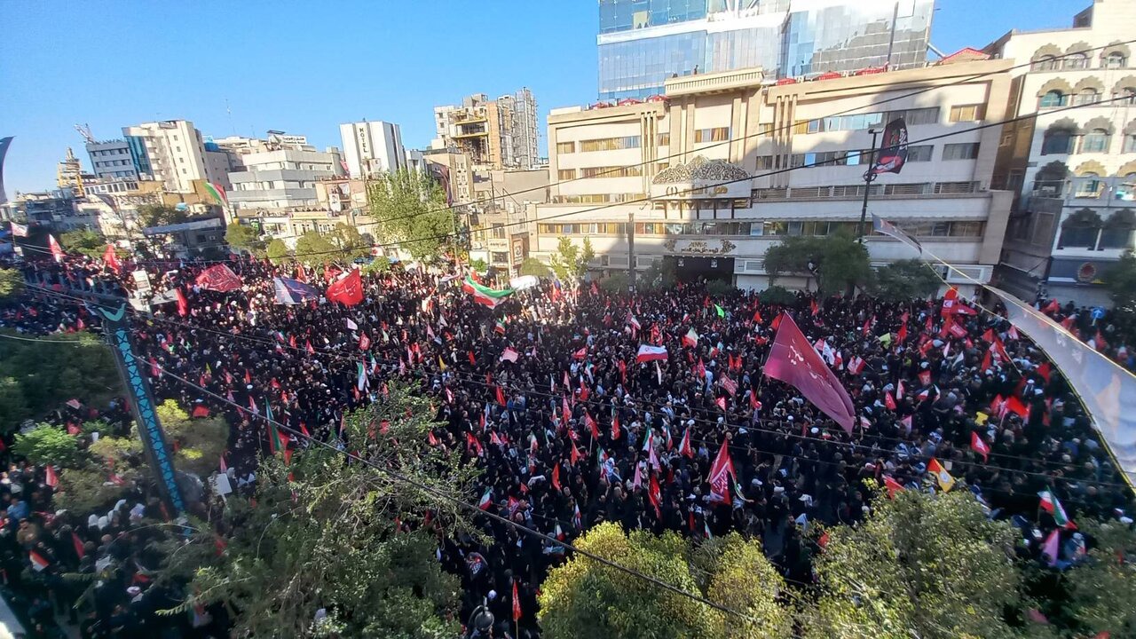 پیکر مطهر رهبر شهید انقلاب در آغوش ملت عزادار ایران