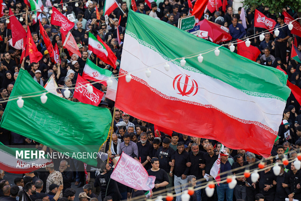 عزاداری آقای شهید ایران در حرم مطهر رضوی با شعرخوانی سیدمجید بنی فاطمه