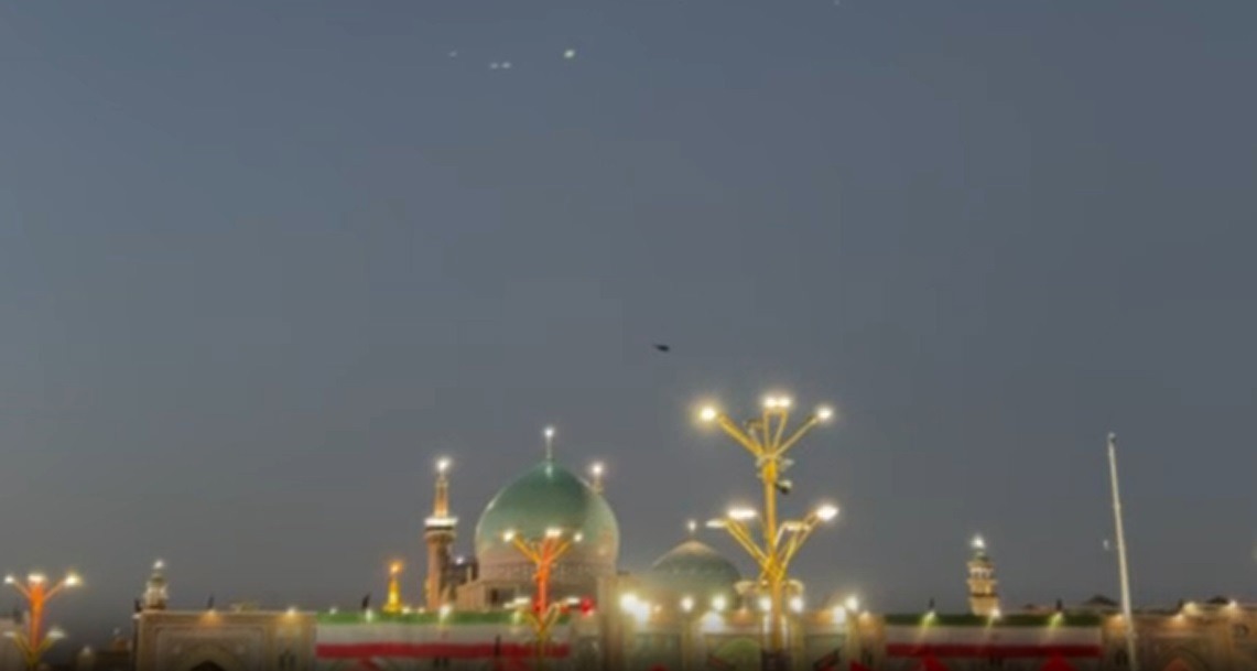 ورود بالگرد حامل پیکر مطهر امام شهید امت  به حرم مطهر رضوی