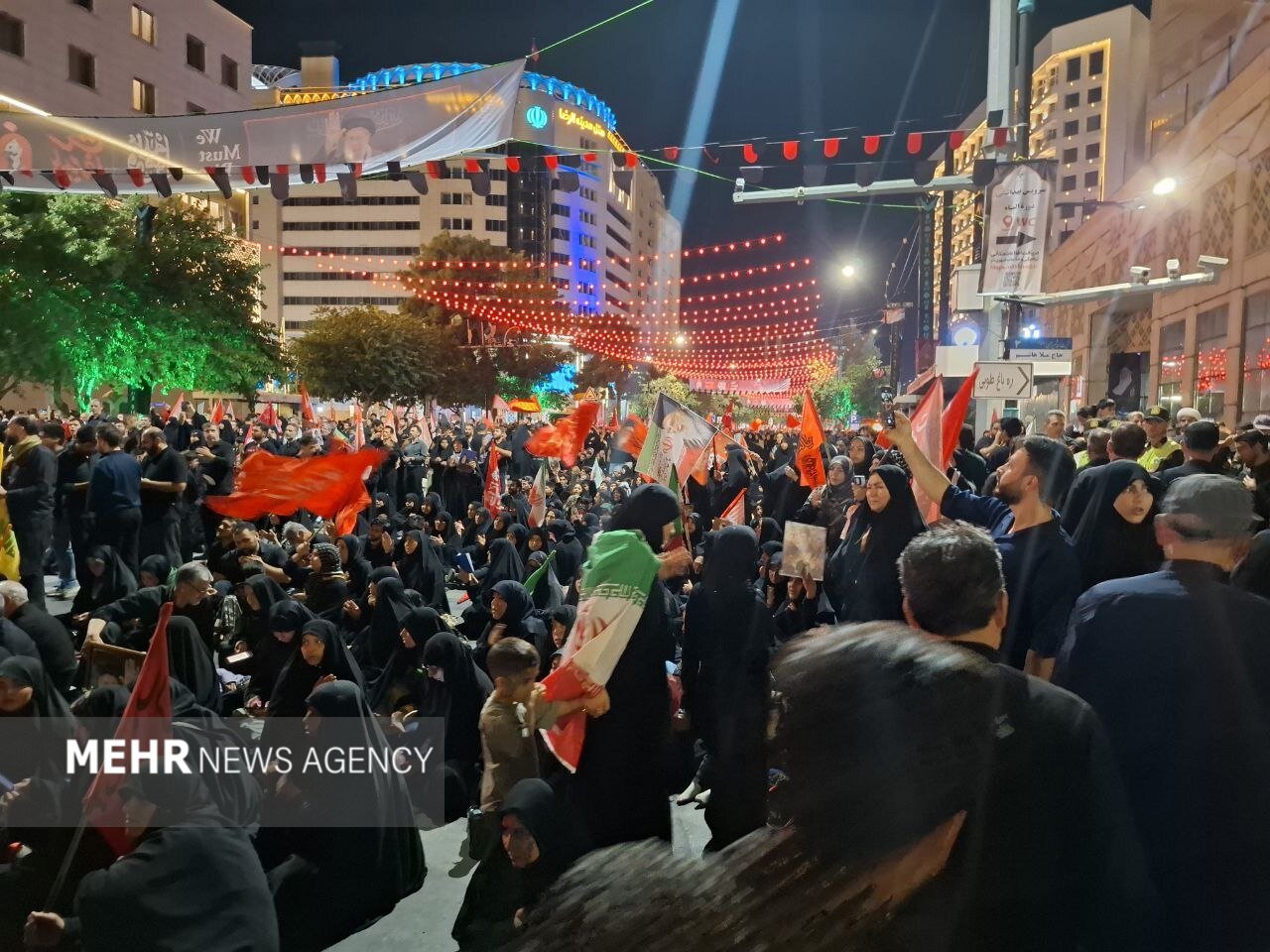 خیابان‌های اطراف حرم مطهر رضوی هم مملو از عاشقان امام شهید است