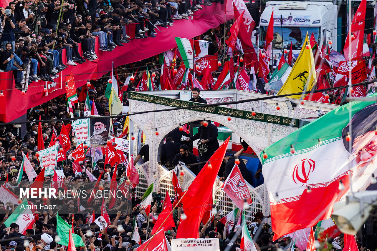 تا دقایقی دیگر پیکر مطهر رهبر شهید وارد حرم رضوی می شود