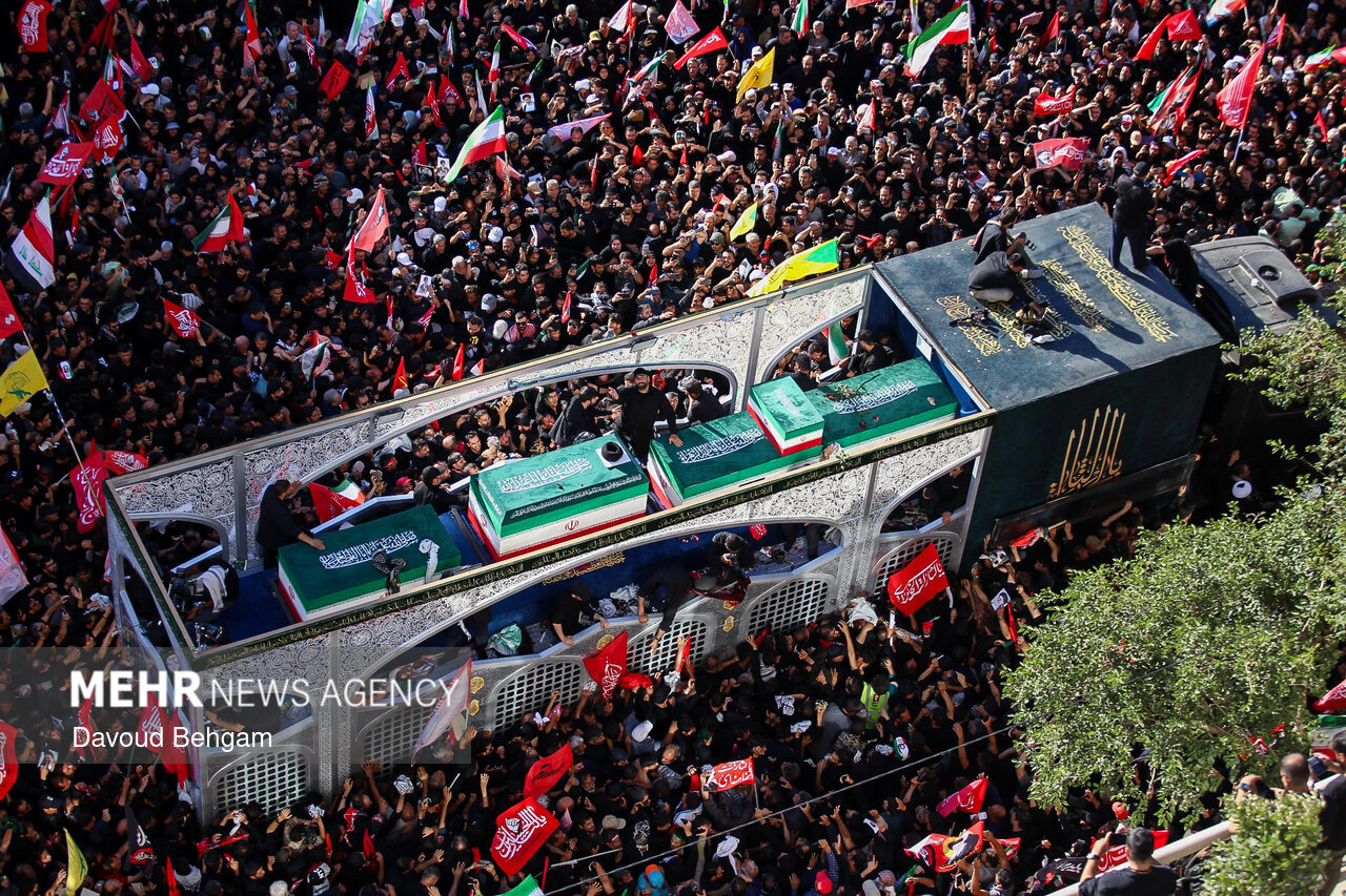 عزاداری زائران رهبر شهید بیرون از حرم مطهر رضوی