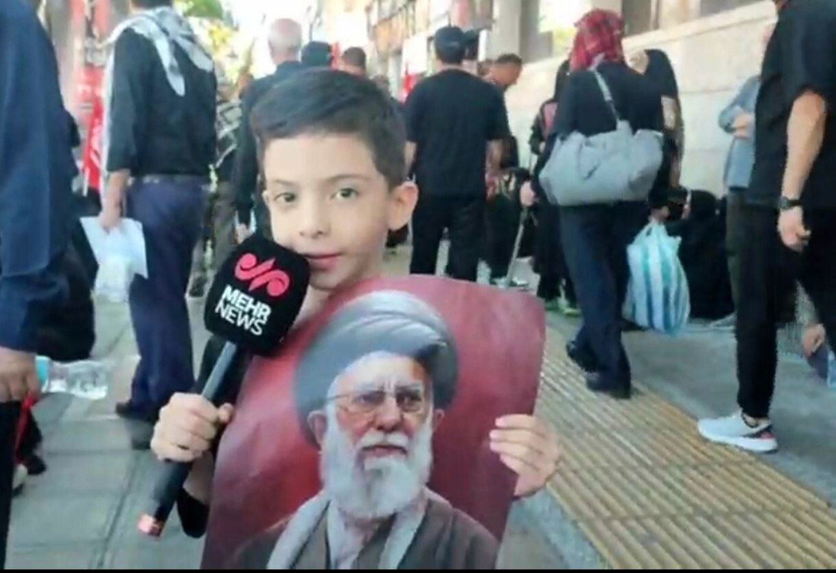 حضور پرشور کودکان در مراسم تشییع رهبر شهید در مشهد مقدس