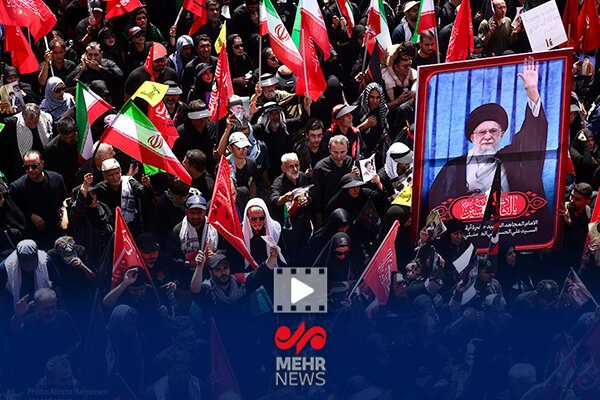 شعارهای مردم در حرم مطهر رضوی خطاب به ترامپ جنایتکار