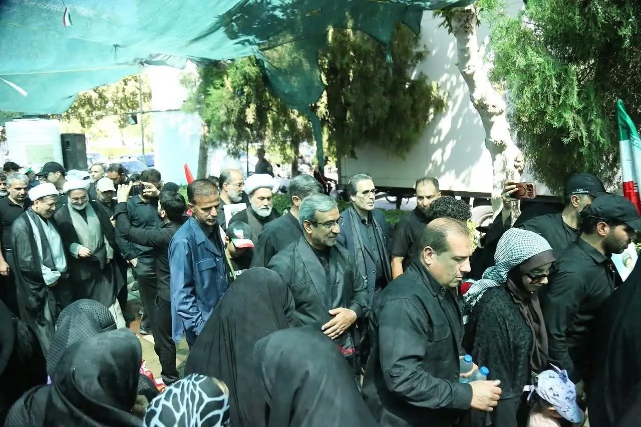 🎬طواف پیکر مطهر رهبر شهید انقلاب اسلامی در کنار مضجع شریف رضوی