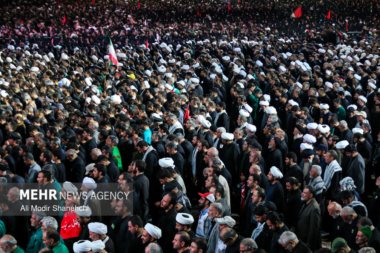 اقامه دسته‌جمعی نماز لیله‌الدفن برای رهبر شهید در حرم مطهر رضوی