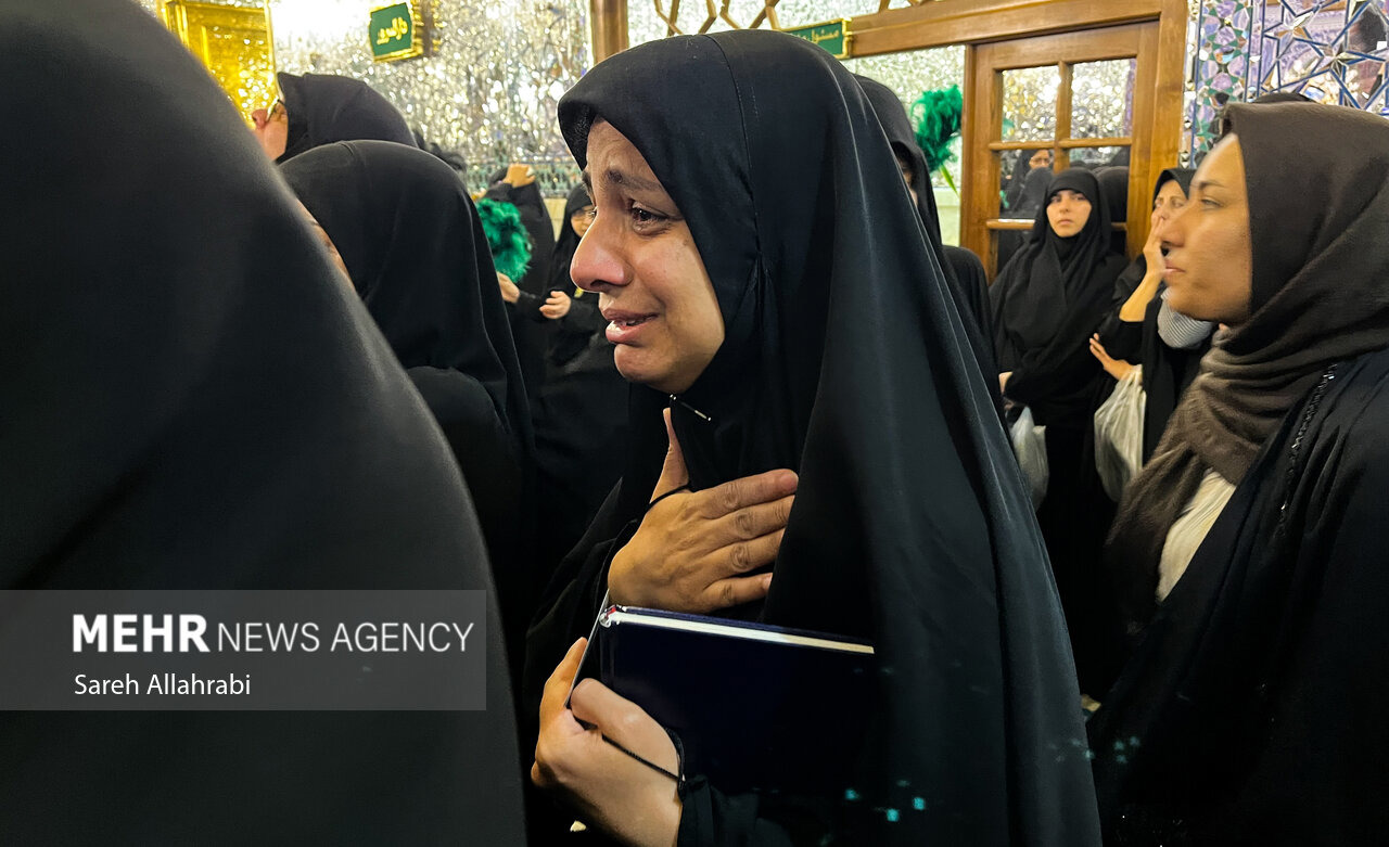 نماز جمعه متفاوت مشهدی ها در جوار امام رضا(ع) و رهبر شهید