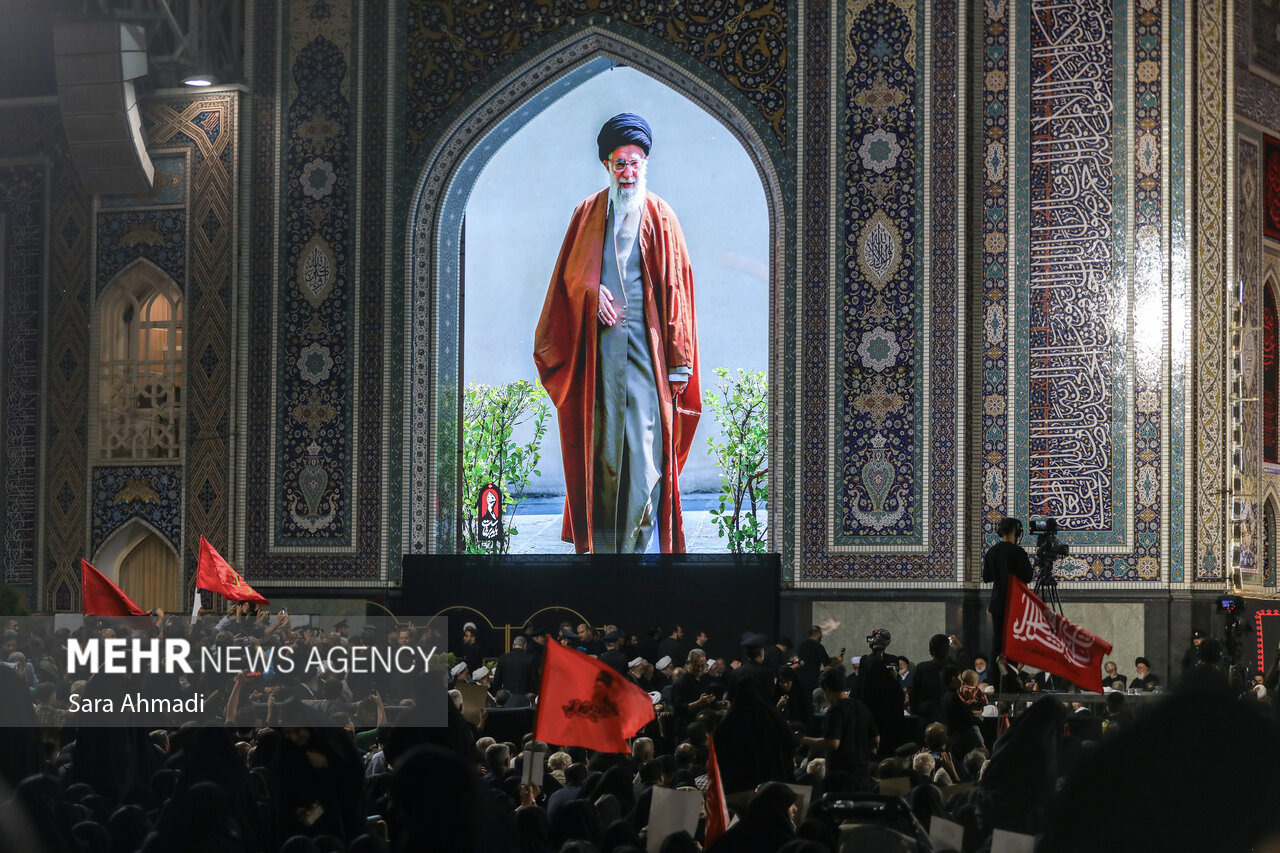 نوحه خوانی لبنانی در مراسم بزرگداشت رهبر شهید در حرم رضوی