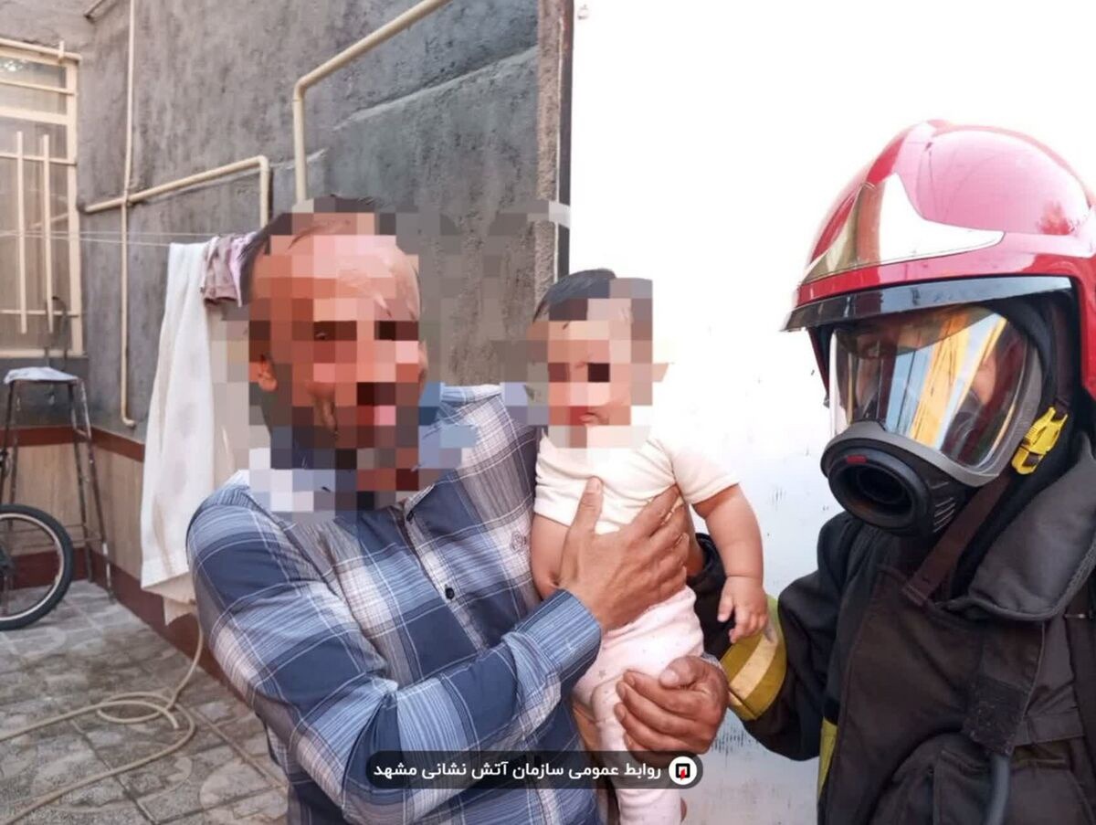 نجات نوزاد ۶ ماهه از حریق منزل مسکونی در بلوار پنج‌تن مشهد