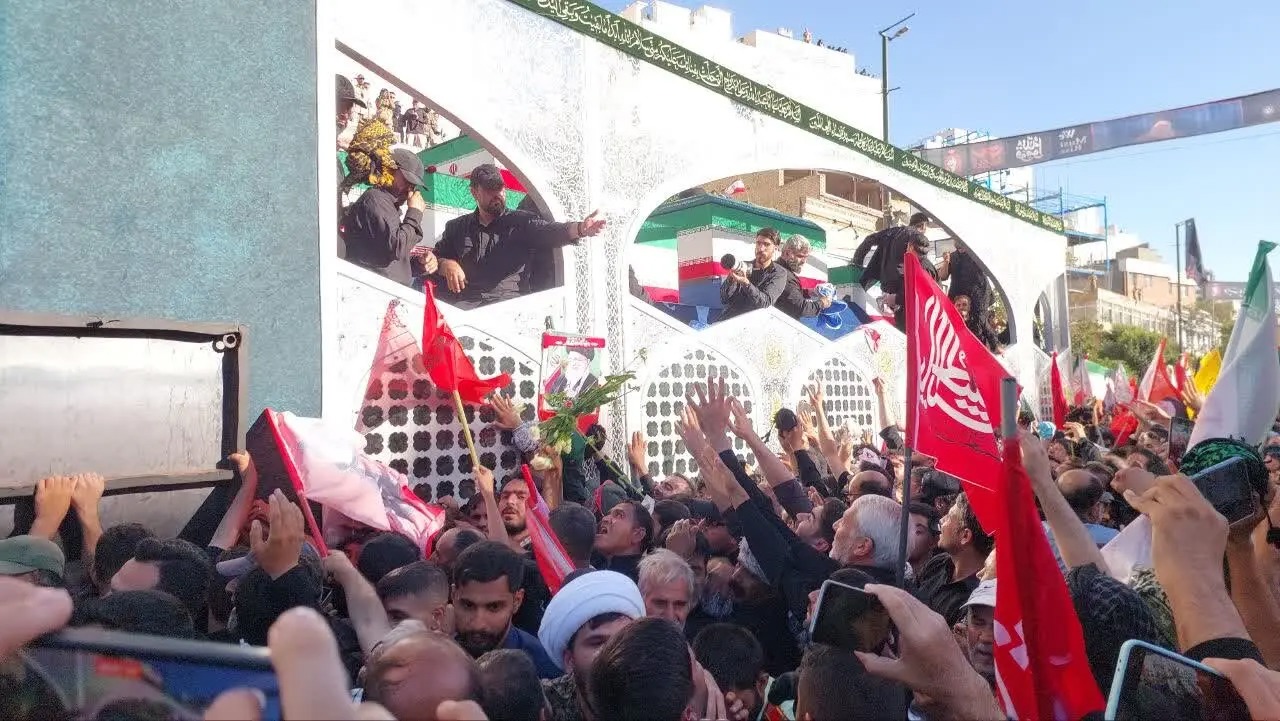 🎬رستاخیز جمعیت در آیین تشییع پیکر آقای شهید ایران در مشهد مقدس