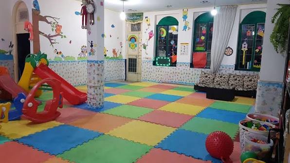والدین کودکان خود را در مراکز دارای مجوز از سازمان تعلیم و تربیت ثبت نام کنند