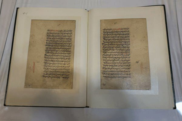 از نسخه خطی کتاب اهدایی رهبر شهید به کتابخانه حرم رضوی رونمایی شد