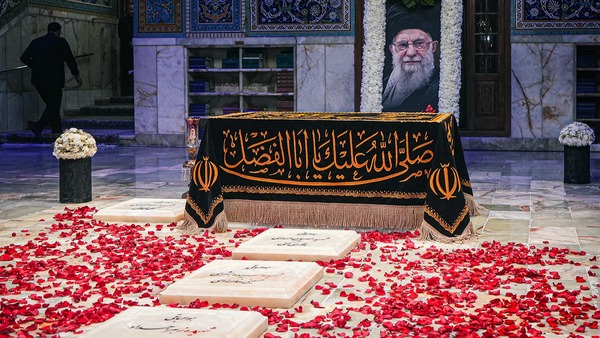 فیلم/ تصاویر دیده نشده از آماده‌سازی مزار رهبر شهید