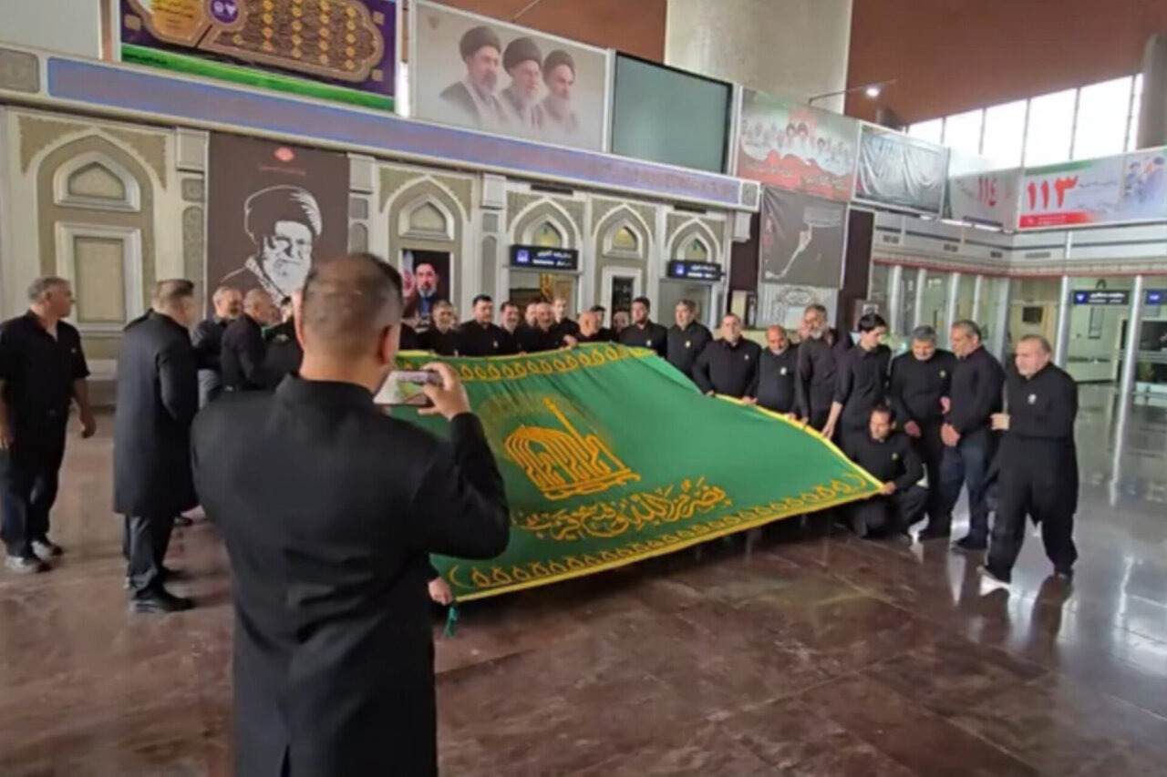 بدرقه خادمان حرم رضوی برای خدمت‌رسانی به زائران اربعین حسینی