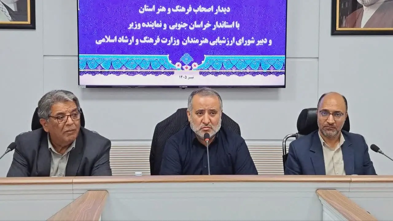 اصحاب فرهنگ و هنر، نقش بسزایی در ایجاد نشاط اجتماعی دارند