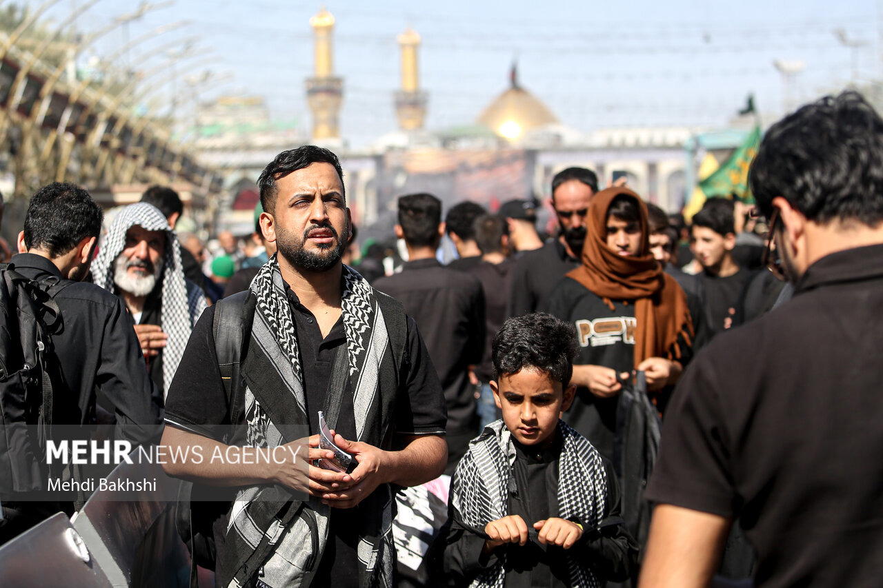 حضور زائران در  بین الحرمین در کربلا