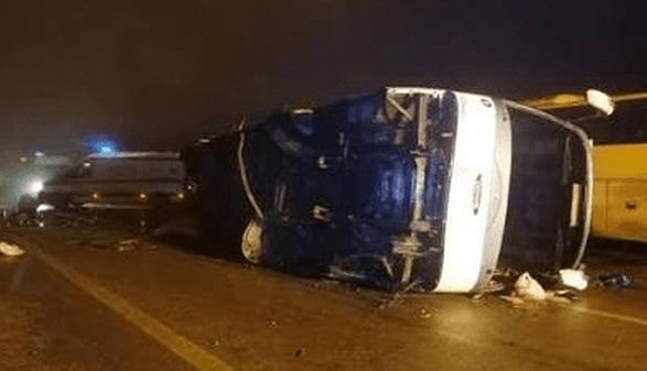 ۲۸ حادثه دیده و ۱۰ مصدوم در پی واژگونی اتوبوس مهران- مشهد