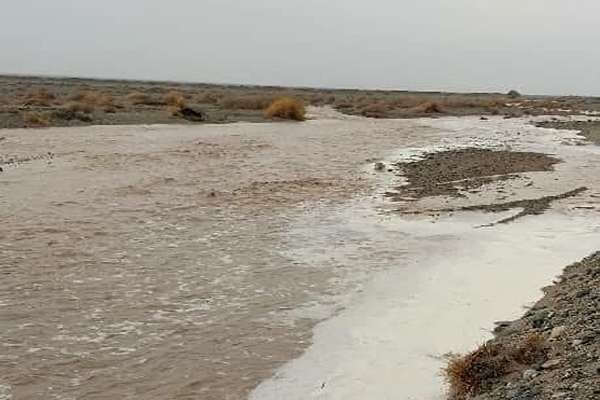 سیل در جاده روستای حسین آباد به زوارم شهرستان شیروان