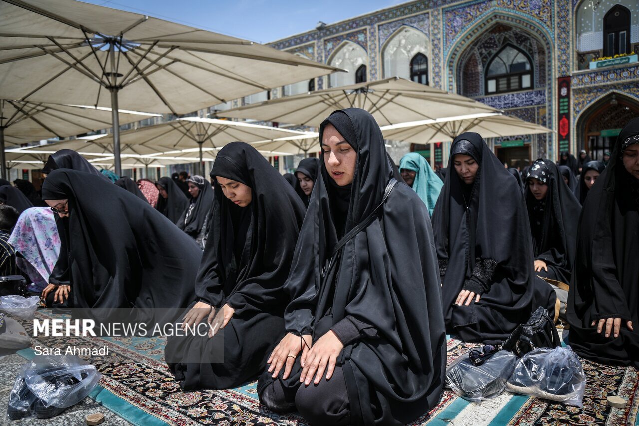 اقامه نماز ظهر در روز شهادت امام رضا(ع) در حرم مطهر رضوی