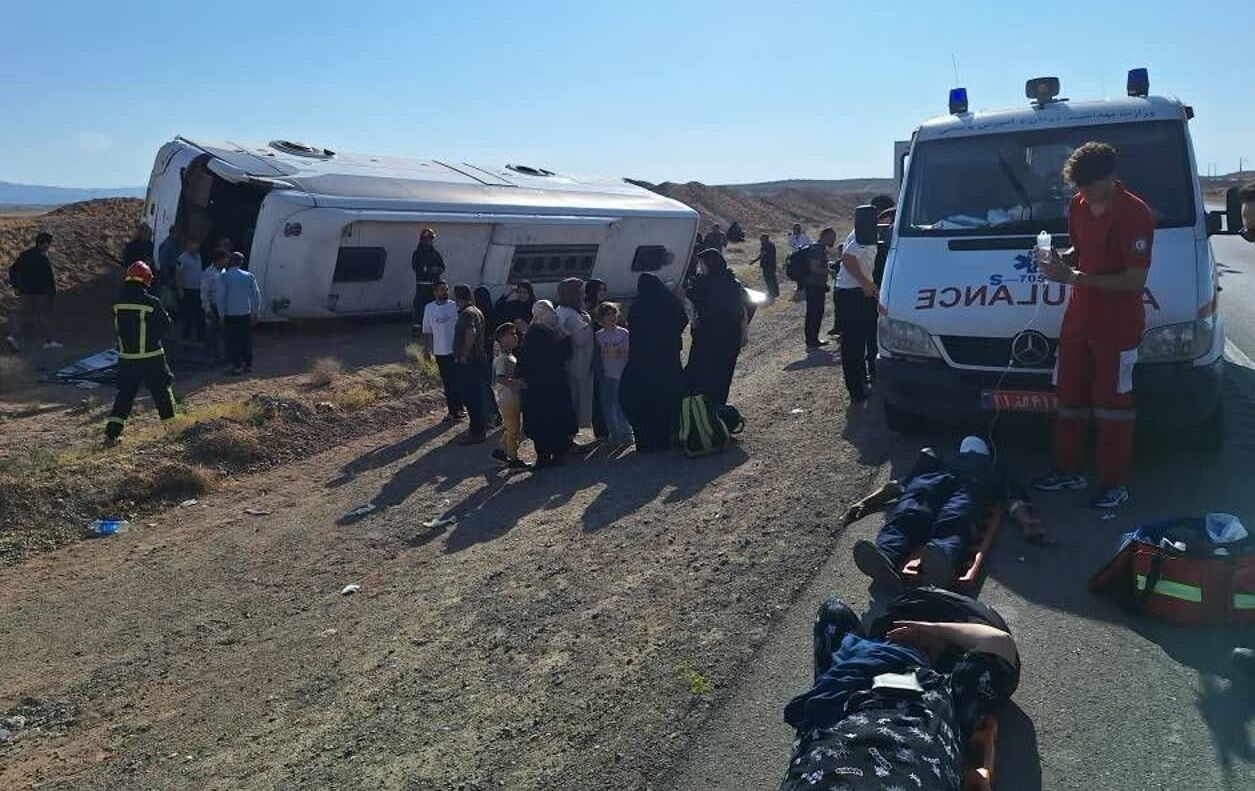 واژگونی اتوبوس در جاده روستایی مُنُند درمیان؛ ۴ نفر جان باختند