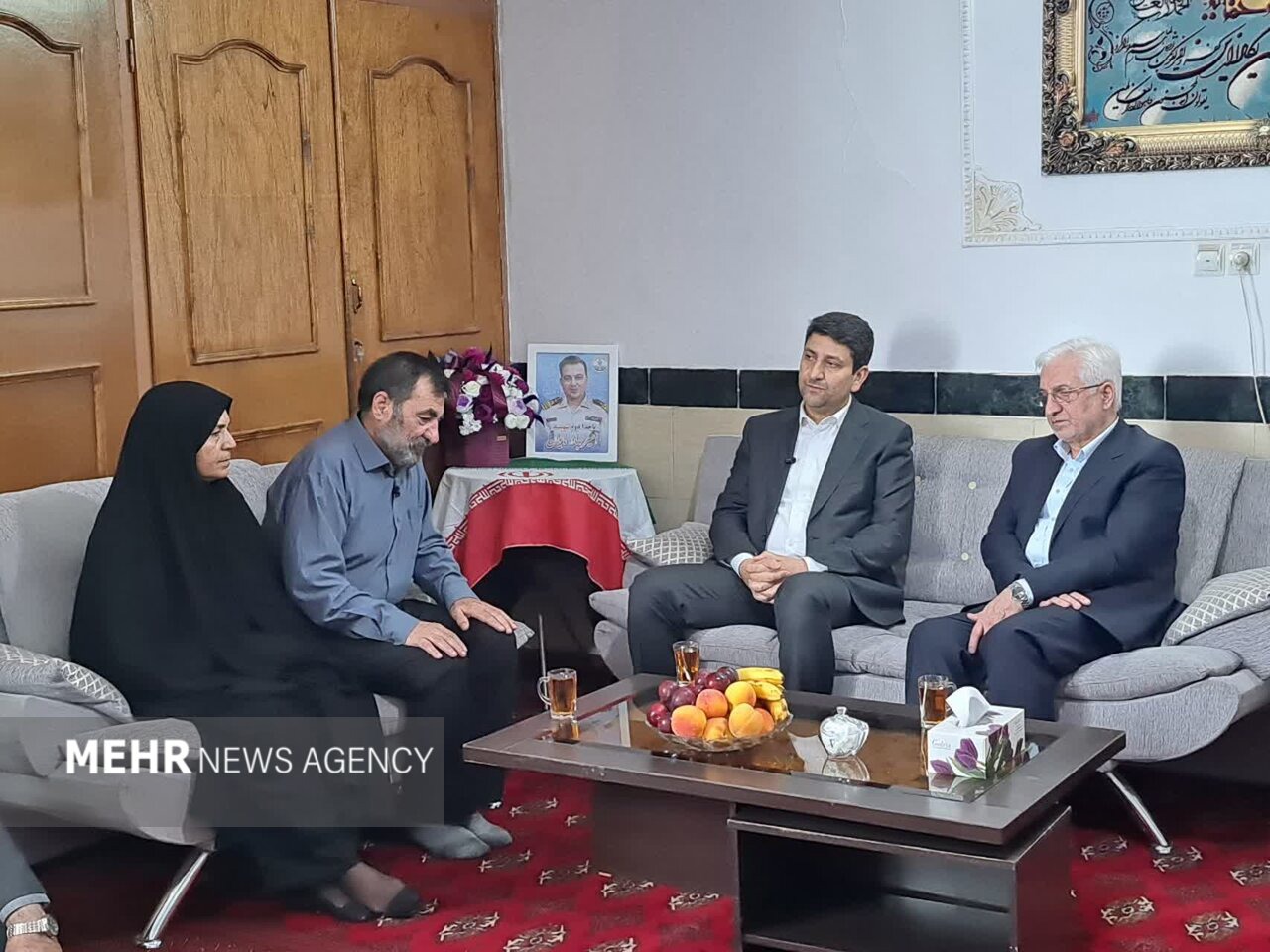 وزیر ارتباطات با خانواده شهید امیربهادر مایوان دیدار کرد