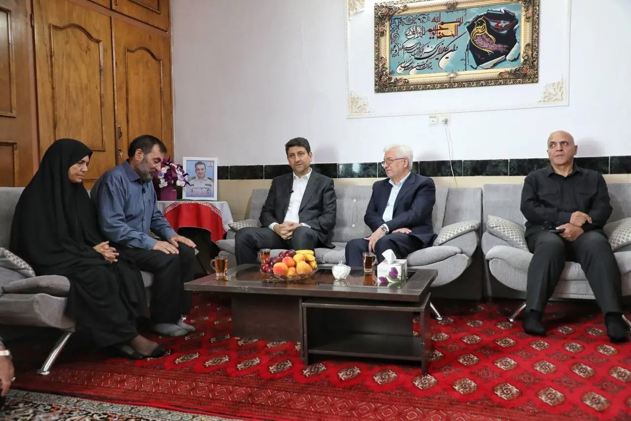وزیر ارتباطات و استاندار با خانواده شهید امیر بهادر مایوان دیدار کردند