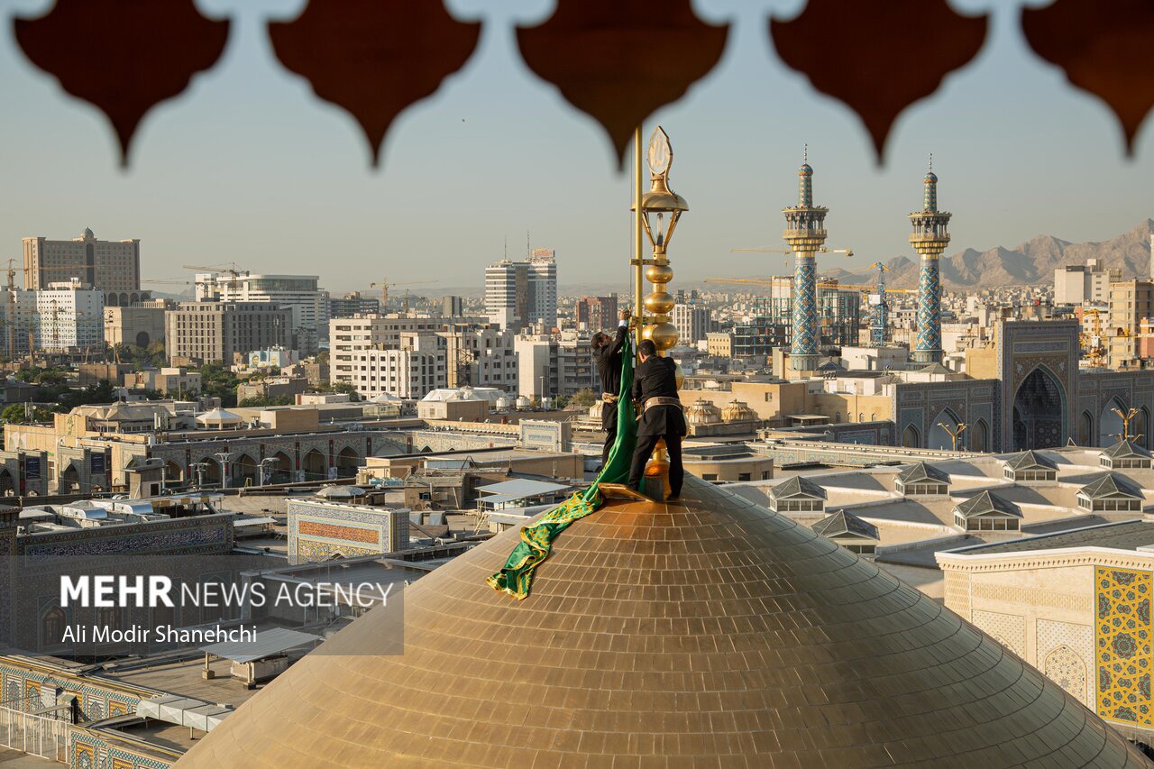 پرچم گنبد و پوش ضریح مطهر امام رضا(ع) تعویض شد