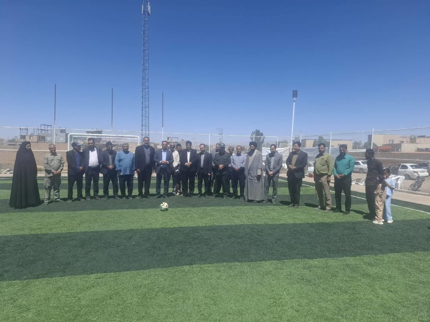 افتتاح زمین چمن مصنوعی روستای عباس‌آباد ملک در هفته دولت