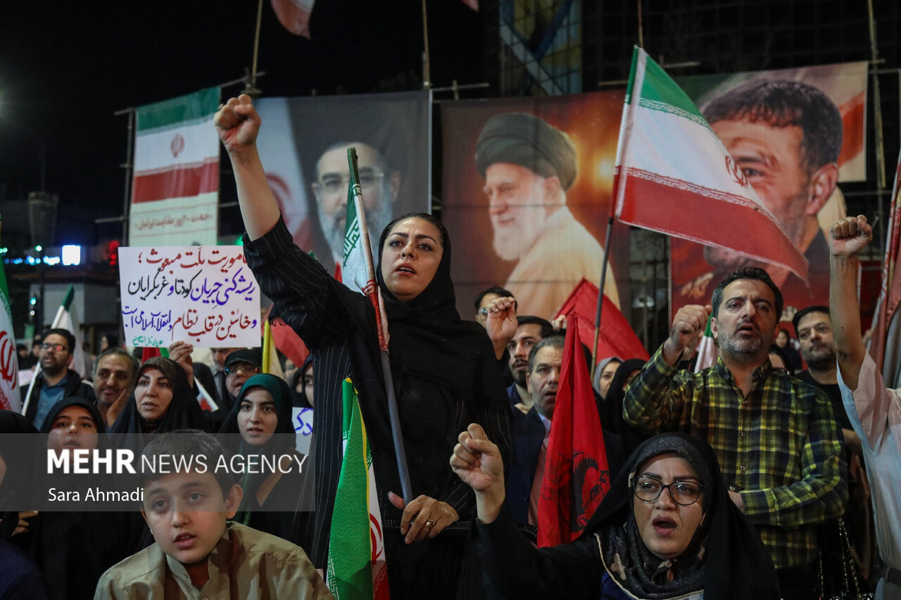 گرامیداشت شهدای ۱۷ شهریور در صد و نود و دومین شب تجمعات مردم مشهد