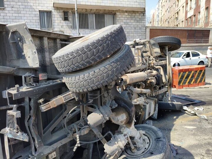 تصادف زنجیره‌ای ۱۲ خودرو در بزرگراه یادگار امام؛ ۵ نفر مصدوم شدند